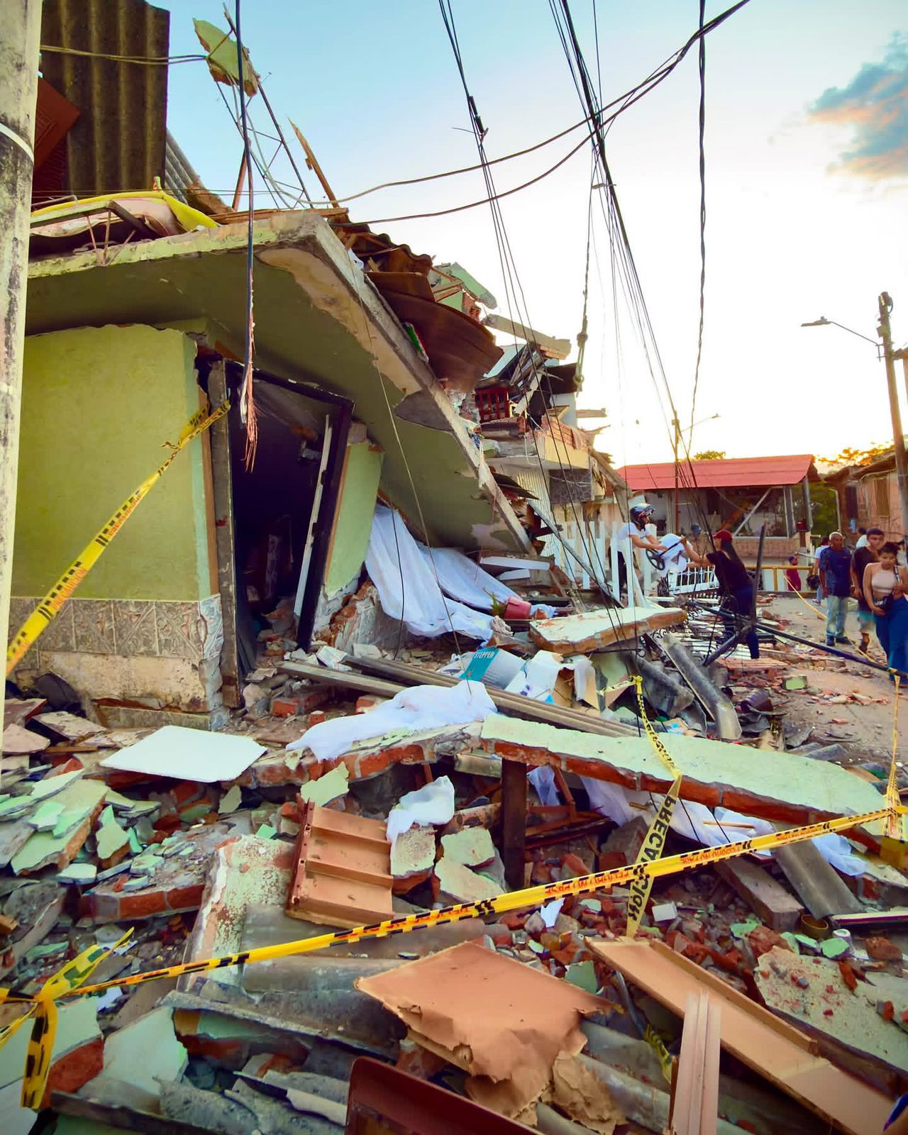 Familias damnificadas por el terremoto